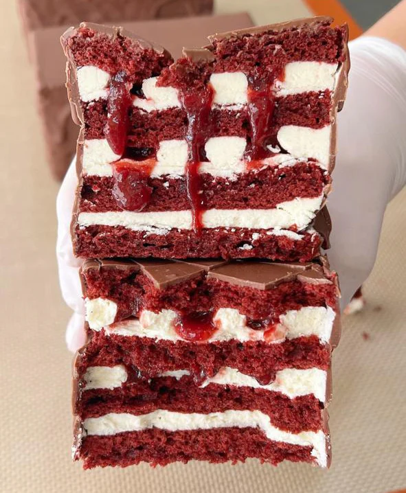 Brick Cake cortado mostrando as camadas